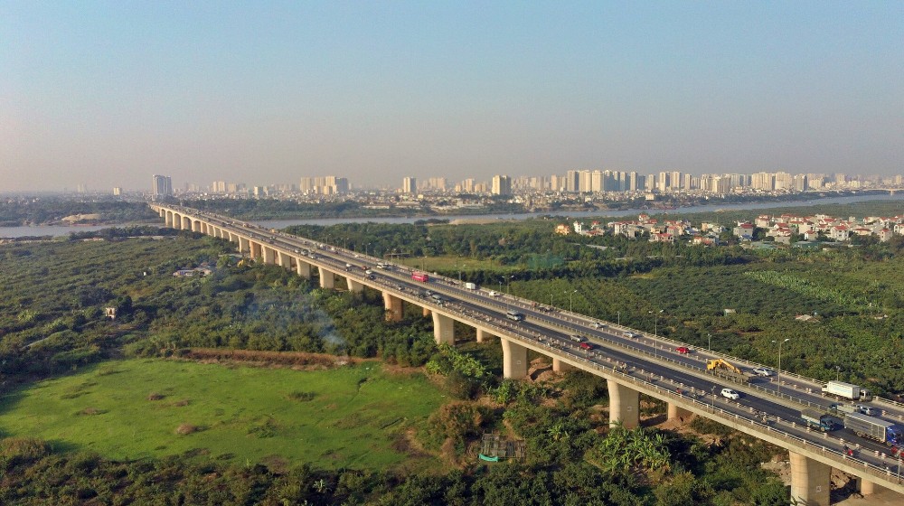 Cầu Thanh Trì vượt sông Hồng tại phường Lĩnh Nam