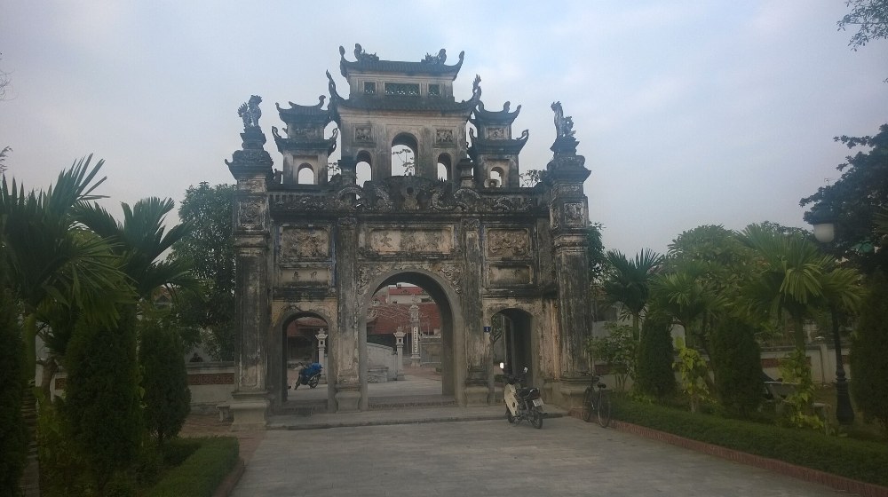 Cổng tam quan một ngôi chùa gần làng Lệ Mật, phường Việt Hưng, Hà Nội