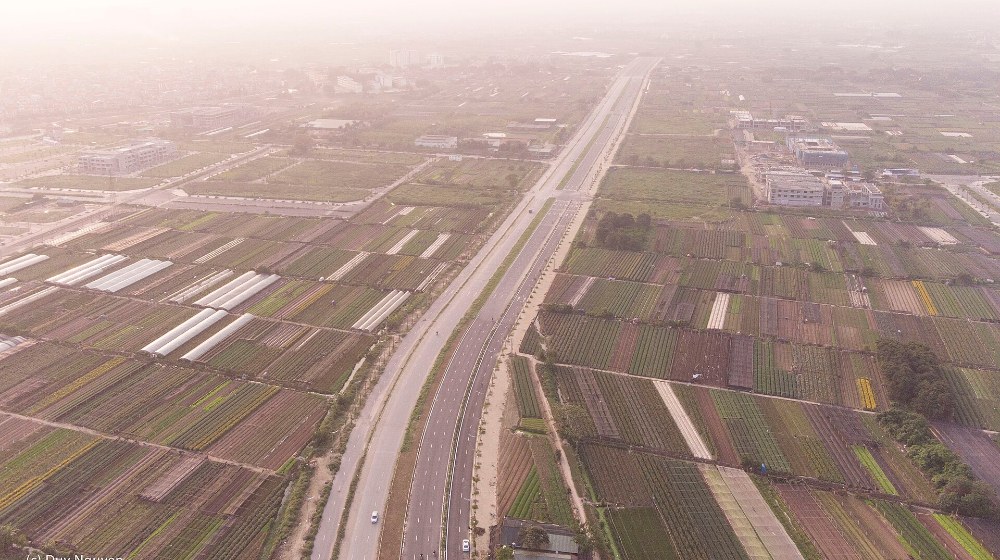 Đại lộ Tây Thăng Long và cánh đồng ven tuyến, phường Thượng Cát, Hà Nội