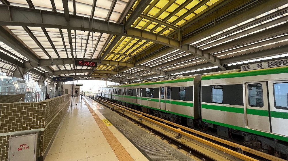 Tàu metro Cát Linh – Hà Đông vào ga Văn Quán, phường Hà Đông