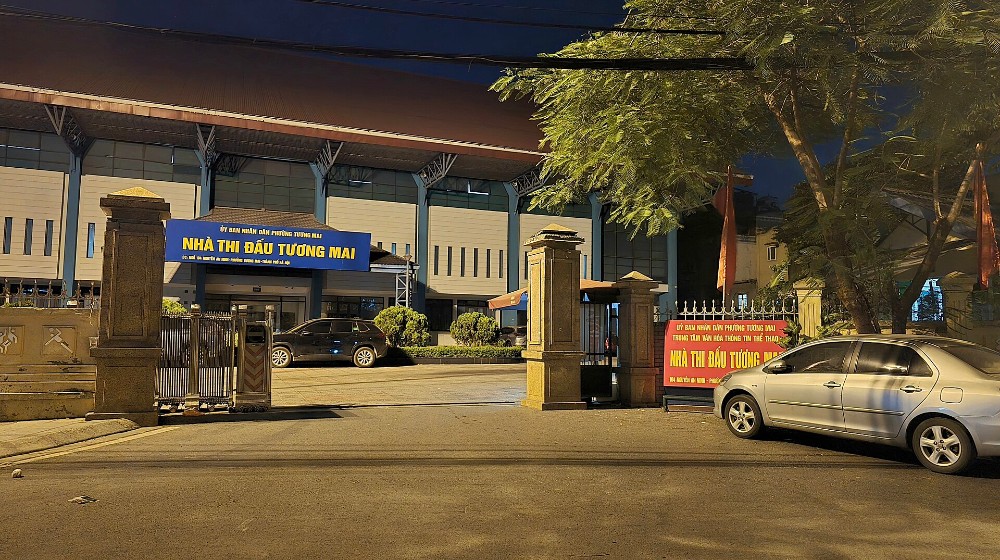 Cổng Nhà thi đấu Tương Mai về đêm, phường Tương Mai