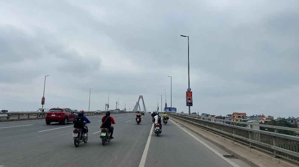 Cầu Nhật Tân bắc qua sông Hồng, đầu phía Bắc của phường Hồng Hà
