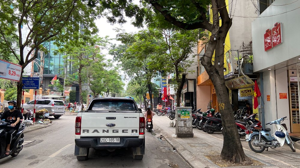 Phố Chùa Láng, tuyến phố chính của phường Láng